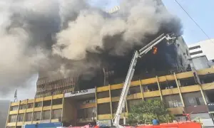 گُل پلازا میں آتشزدگی کے بعد ملحقہ رمپا پلازا غیر محفوظ قرار