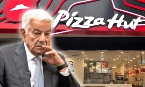 خواجہ آصف اور پیزا ہٹ تنازع: اصل معاملہ کیا ہے؟