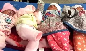 صوابی میں خاتون کے ہاں بیک وقت 5 جڑواں بچوں کی پیدائش صوابی میں خاتون کے ہاں بیک وقت 5 جڑواں بچوں کی پیدائش