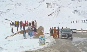 ملک بھر میں برفانی طوفان: پارہ چنار اور کوئٹہ میں سردی کے ریکارڈ ٹوٹ گئے