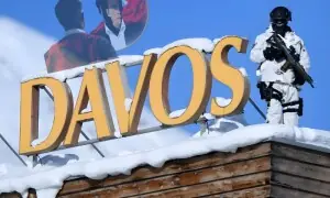 &rsquo;ڈیووس مین&lsquo; کون ہے؟ عالمی طاقتور اشرافیہ جو ہر وقت سفر میں رہتی ہے