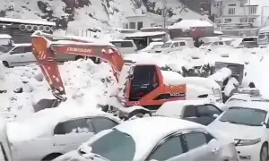 ملک میں شدید سردی کا ایک اور اسپیل انٹری دینے کو تیار، برفباری سے سڑکیں اور بجلی بند