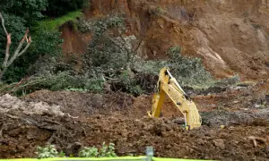 Recovery of New Zealand landslide victims halted on safety concerns