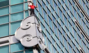 US climber scales Taiwan&rsquo;s tallest building Taipei 101 without ropes