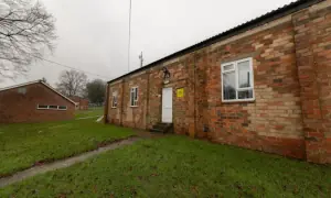 برطانیہ میں سیاسی پناہ حاصل کرنے والوں کو فوجی بیرکوں میں رکھنے کا فیصلہ