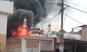 کراچی: شیرپاؤ کالونی کے گودام میں لگی آگ پر قابو پالیا گیا