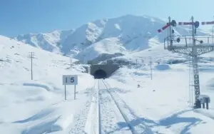 بلوچستان میں برف باری: پاک فوج ریلوے ٹریکس اور مسافر ٹرینوں کی سیکیورٹی پر مامور