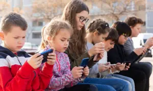 فرانس: 15 سال سے کم عمر بچوں کے سوشل میڈیا استعمال کرنے پر پابندی فرانس: 15 سال سے کم عمر بچوں کے سوشل میڈیا استعمال کرنے پر پابندی