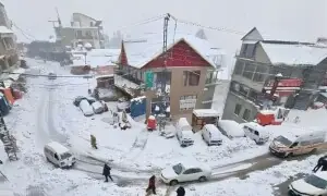 برفباری اور بارش نے شدت اختیار کرلی، کئی علاقوں سے زمینی رابطہ منقطع برفباری اور بارش نے شدت اختیار کرلی، کئی علاقوں سے زمینی رابطہ منقطع