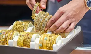 اونچی اُڑان کے بعد سونے کی قیمت میں نمایاں کمی ریکارڈ