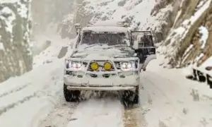 ملک میں جاری برفباری سے معمولاتِ زندگی بری طرح متاثر، کئی سڑکیں بند