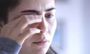 بائیں آنکھ پھڑکنےکا مطلب کیا ہے، اسے فوراً کیسے ٹھیک کریں؟