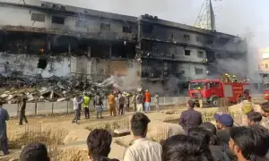 سانحہ گل پلازہ کی رپورٹ میں کئی تضاد سامنے آگئے، معاملات مزید الجھا دیے