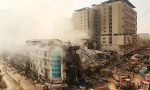 سانحہ گل پلازہ: کراچی سمیت صوبے کی کئی اہم شخصیات کو عہدے سے ہٹانے کا فیصلہ