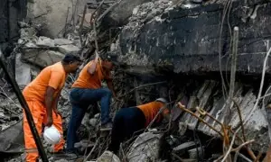 گُل پلازہ کا ملبہ اٹھانے میں سنگین غفلت، نشے کے عادی ہاتھ صاف کرنے لگے