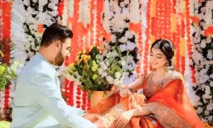 اداکارہ لائبہ خان کے شوہر کی منہ دکھائی، تصاویر سامنے آگئیں