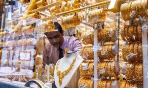 سونے کی قیمت میں اچانک دوبارہ بڑی کمی، سرمایہ کاروں نے سر پکڑ لیے