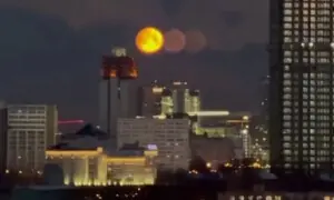 روس میں نایاب منظر، لوگ آسمان پر چار چاند دیکھ کر حیران روس میں نایاب منظر، لوگ آسمان پر چار چاند دیکھ کر حیران