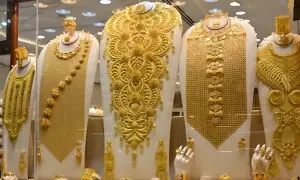 سونے کی قیمت میں مسلسل تیسرے روز بڑی کمی ریکارڈ، فی تولہ کتنے کا ہوگیا؟ سونے کی قیمت میں مسلسل تیسرے روز بڑی کمی ریکارڈ، فی تولہ کتنے کا ہوگیا؟