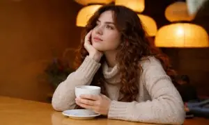 ’سولو ڈائننگ‘ کیا ہے اور نوجوان اس نئے رجحان کو کیوں اپنا رہے ہیں؟ ’سولو ڈائننگ‘ کیا ہے اور نوجوان اس نئے رجحان کو کیوں اپنا رہے ہیں؟