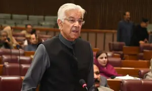 تیل کی اسمگلنگ سے یومیہ 4 ارب روپے کمائے جا رہے تھے: خواجہ آصف