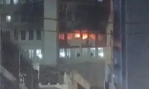 کراچی: صدر میں موبائل مارکیٹ کی ساتویں منزل پر آگ لگ گئی