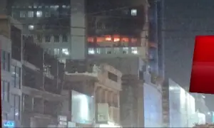 Fire breaks out at mobile market in Karachi&rsquo;s Saddar