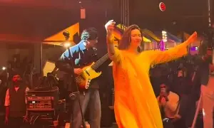 عاصم اظہر کے کنسرٹ میں ماہرہ خان کے ڈانس پر مداحوں کی شدید تنقید