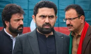 آٹھ فروری احتجاج پر پی ٹی آئی اجلاس: پرانی حکمت عملی کی مخالفت، جنید اکبر برہم