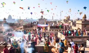 بسنت: بہار کی آمد سے شروع ہونے والا تہوار پتنگ بازی تک کیسے پہنچا