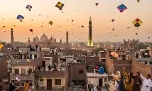 بسنت فیسٹیول؛ شوبز فنکاروں نے بھی رنگ بکھیر دیے