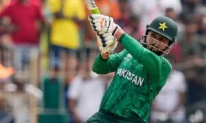 ٹی 20 ورلڈ کپ: بیٹنگ لائن فلاپ، فہیم اشرف نے ہارا ہوا میچ جتوا دیا