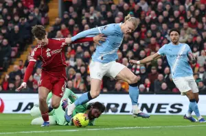 Man City snatch chaotic 2-1 win at Liverpool to stay on Arsenal&rsquo;s heels