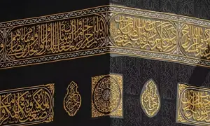 Experts confirm viral image of Ghilaf-e-Kaaba is fake