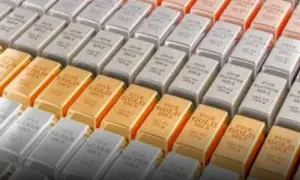 Gold prices remain unchanged, silver gains Rs90 per tola