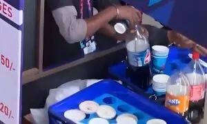 بھارتی اسٹیڈیم میں بچ جانے والی کولڈ ڈرنکس شائقین کو پلائی جانے کا دعویٰ