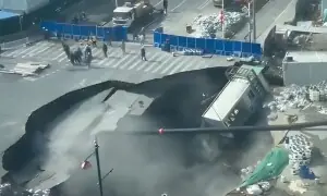 چین میں سڑک کا بڑا حصہ زمین میں دھنس گیا: واقعے کی ویڈیو وائرل