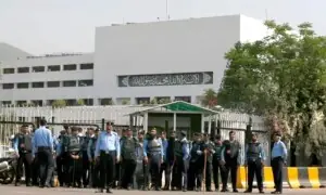 اپوزیشن اتحاد کا پارلیمنٹ ہاؤس میں دھرنا جاری، پولیس کی بھاری نفری موجود