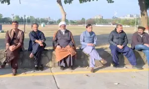 پی ٹی آئی کے اراکینِ اسمبلی کا رات سے پارلیمینٹ میں دھرنا جاری