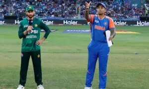 ٹی 20 ورلڈ کپ کا ہائی وولٹیج ٹاکرا: پاکستان کا بھارت کے خلاف فیلڈنگ کا فیصلہ