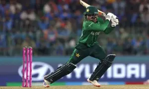 ٹی 20 ورلڈ کپ: 176 رنز کے جواب میں پاکستانی بیٹنگ لائن لڑکھڑا گئی، 7 کھلاڑی آؤٹ