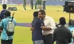 بچے ہاتھ نہیں ملاتے اور لیجنڈز گلے ملتے ہیں، وسیم اکرم اور روہت شرما کی ویڈیو وائرل