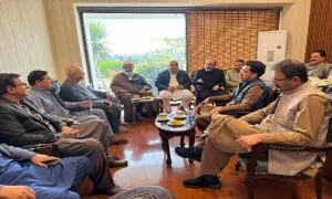 Opposition alliance calls off sit-in over Imran Khan&rsquo;s health