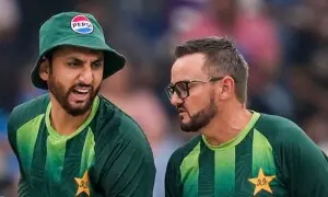 لائیو میچ میں سلمان آغا اور کوچ مائیک ہیسن میں لڑائی