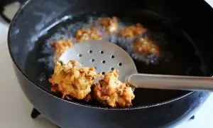 پکوڑے اندر سے کچے کیوں رہ جاتے ہیں؟ پکوڑے اندر سے کچے کیوں رہ جاتے ہیں؟