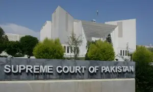 ہرجانہ کیس: سپریم کورٹ نے ٹرائل کورٹ کو عمران خان کے خلاف کارروائی سے روک دیا