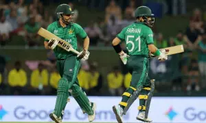 ٹی 20 ورلڈکپ: سپر ایٹ کے اہم میچ میں پاکستان کی انگلینڈ کے خلاف بیٹنگ جاری