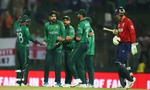 ٹی 20 ورلڈ کپ سپر 8: 165 رنز کے جواب میں انگلینڈ کی بیٹنگ جاری، 5 وکٹیں گرگئیں