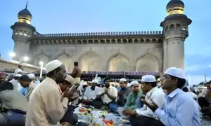 بھارتی حیدرآباد کے شاہی پکوان، جن کے بغیر سحری ممکن نہیں بھارتی حیدرآباد کے شاہی پکوان، جن کے بغیر سحری ممکن نہیں