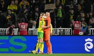 Nantes goalkeeper halts play to aid teammates observing Ramazan